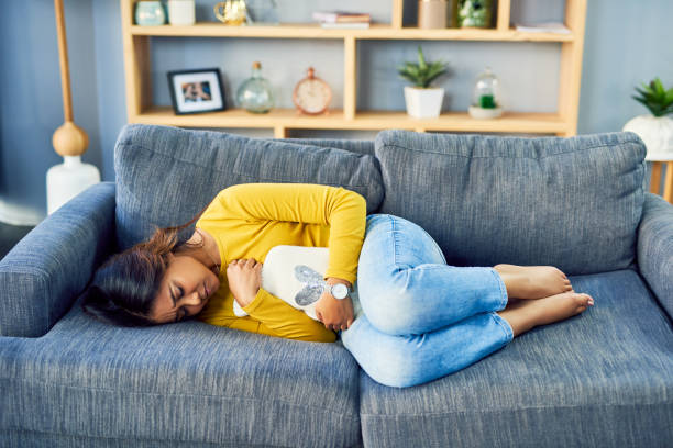 femme avec syndrome prémenstruels et des douleurs sévères, insupportable et nausées